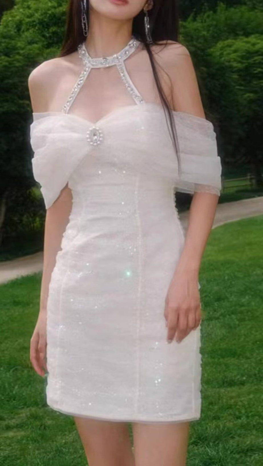 TRÄGERLOSES MINIKLEID MIT KRISTALLPAILLETTEN
