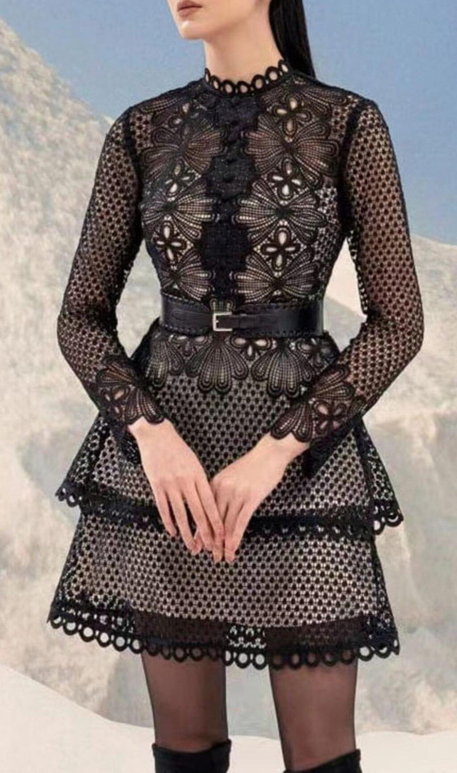 MINIKLEID MIT RUNDHALSAUSSCHNITT UND LANGEN ÄRMELN IN A-LINIE UND STICKEREI
