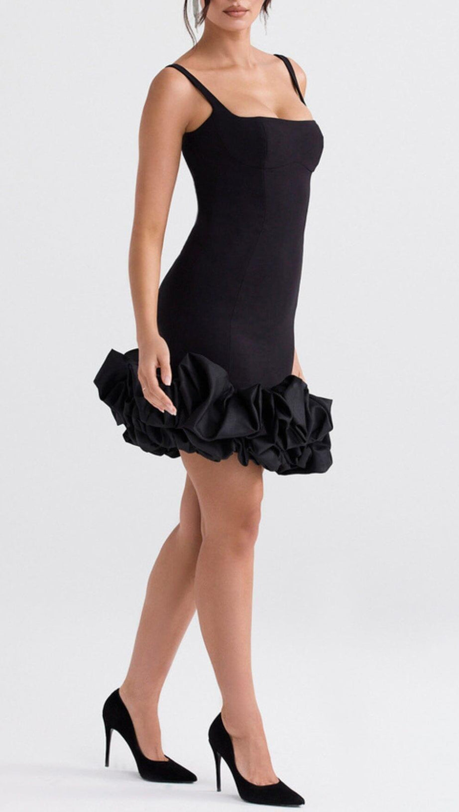 SCHWARZES KLEID MIT RÜSCHENSAUM