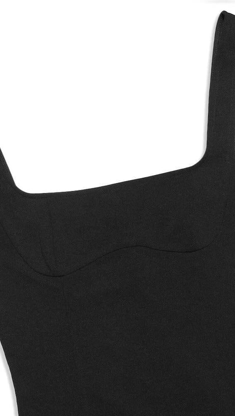 SCHWARZES KLEID MIT RÜSCHENSAUM