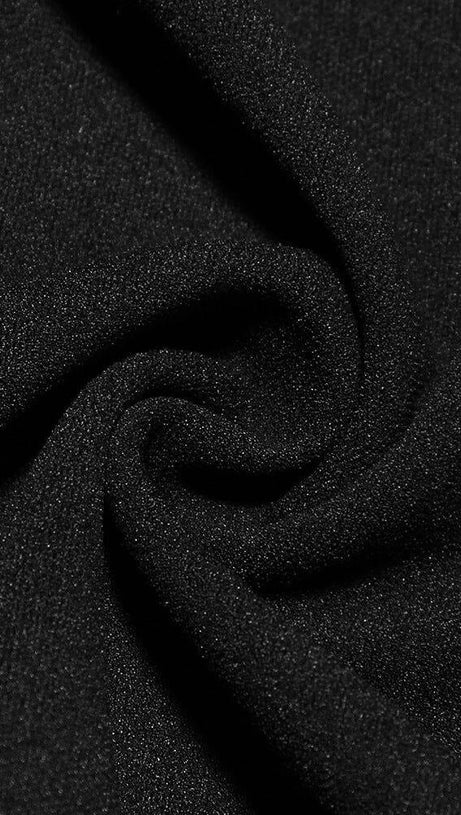 SCHWARZES KLEID MIT RÜSCHENSAUM