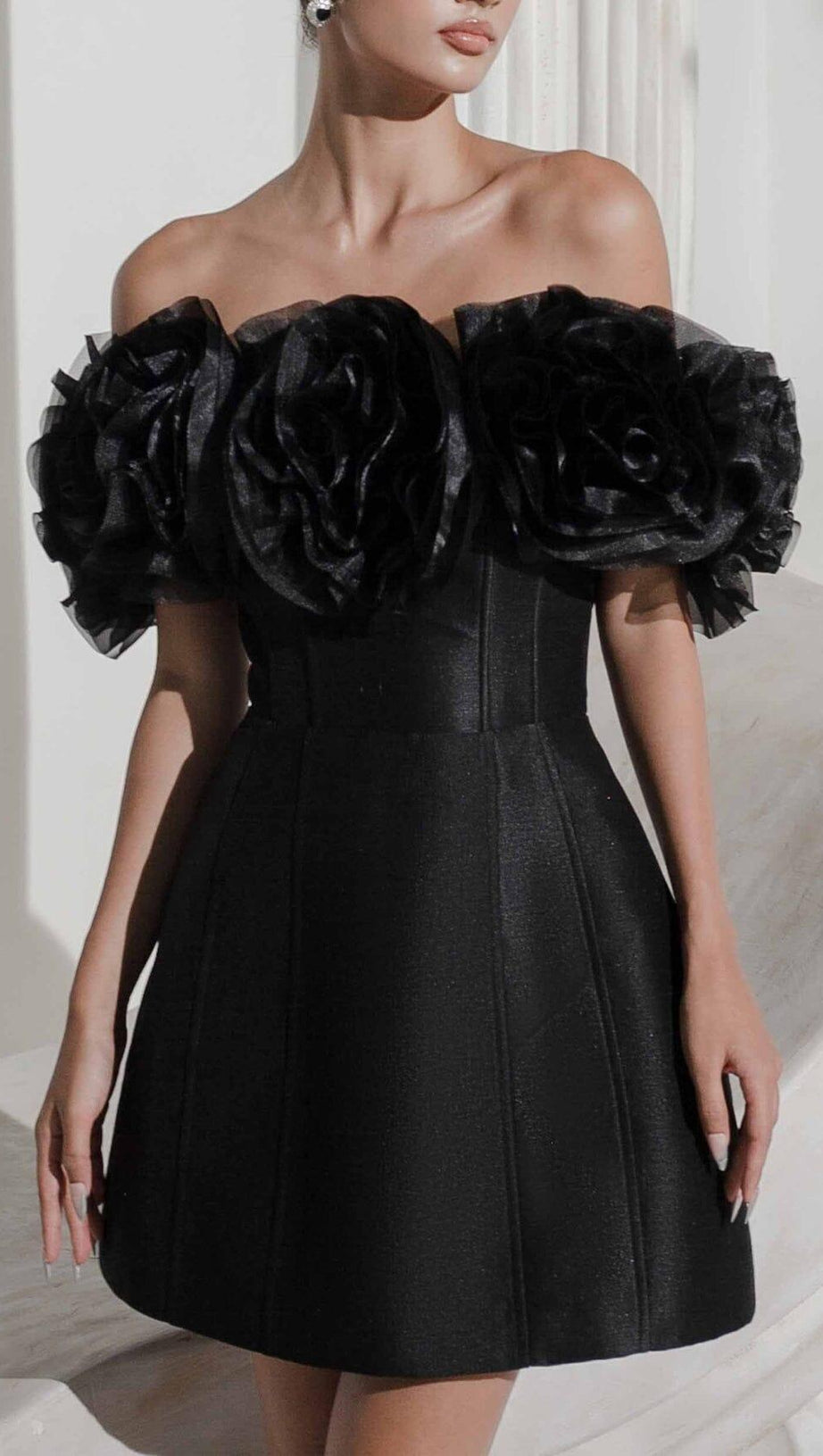 MINIKLEID MIT ONE-SHOULDER-MUSTER UND 3D-BLUMEN IN SCHWARZ