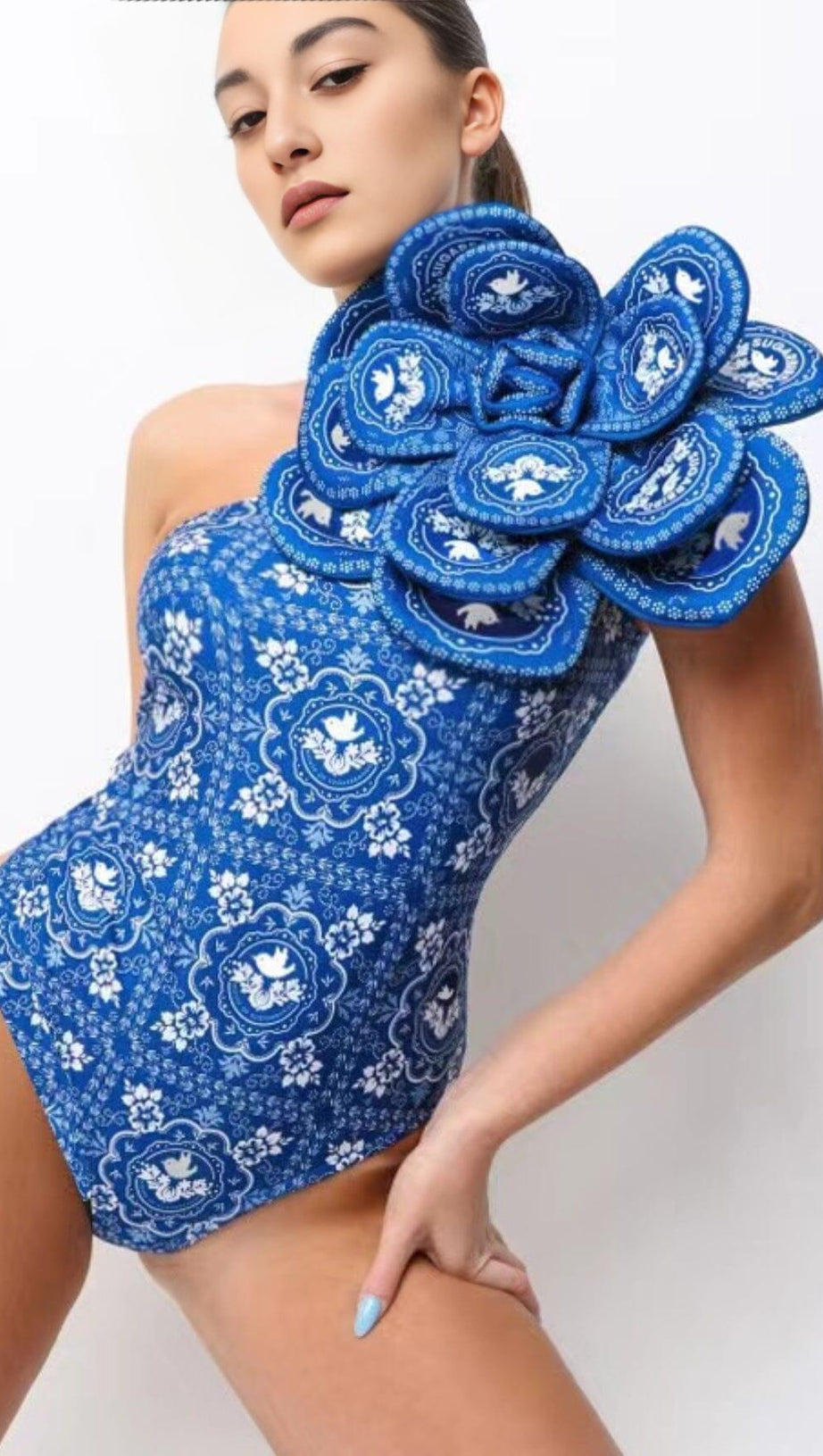 Einteiliger Badeanzug und Rock mit 3D-Blumen-Print und einer Schulter