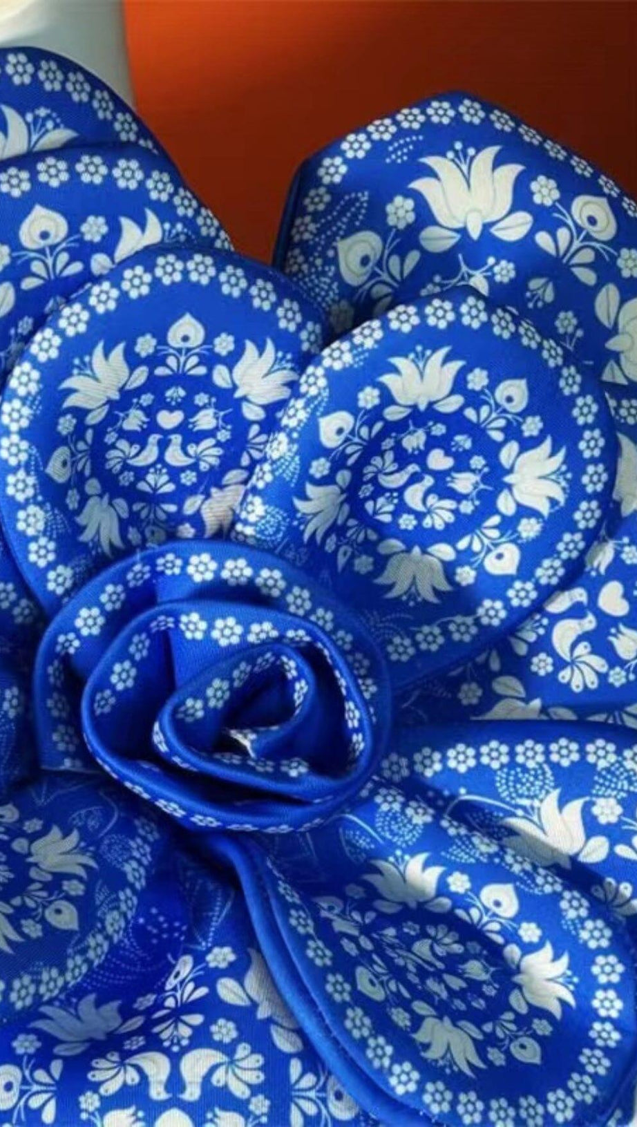 Einteiliger Badeanzug und Rock mit 3D-Blumen-Print und einer Schulter