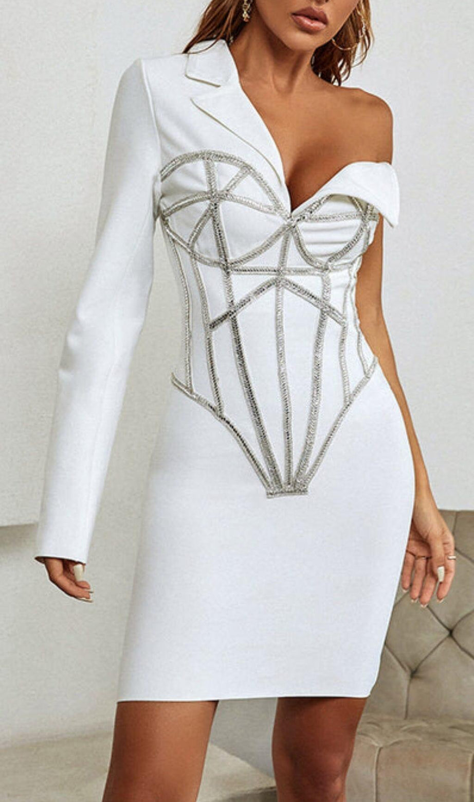 ASYMMETRISCHES WEISSES KLEID MIT EINER SCHULTER