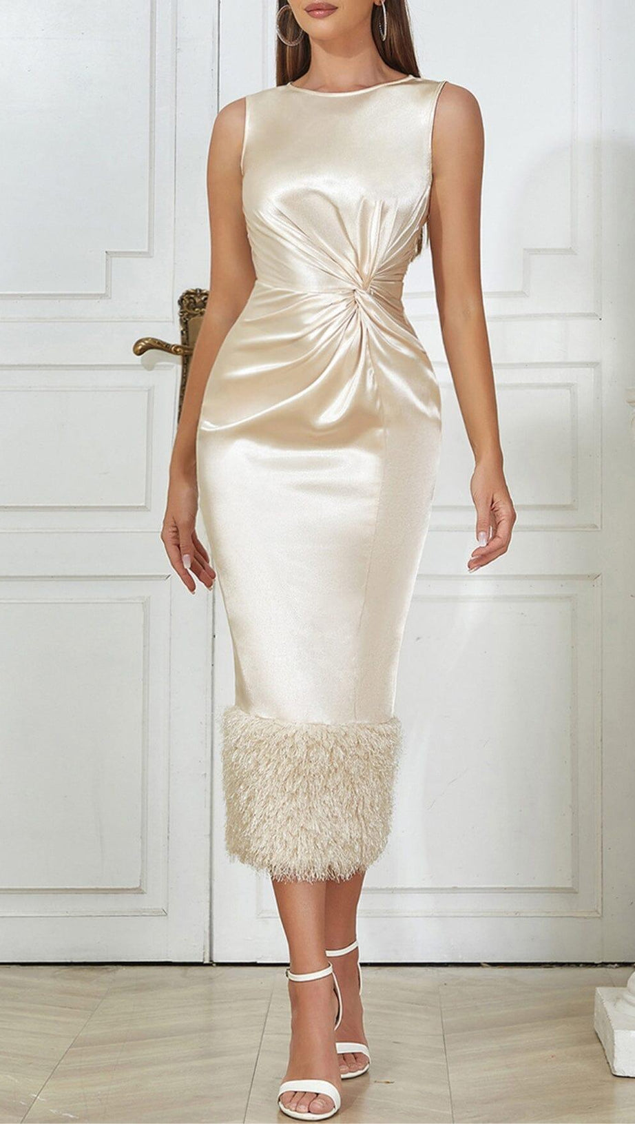 ABITO SENZA MANICHE CON PLISSETTE DI PIUME E FIANCHI COLOR ALBICOCCA