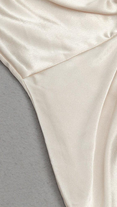 ABITO SENZA MANICHE CON PLISSETTE DI PIUME E FIANCHI COLOR ALBICOCCA