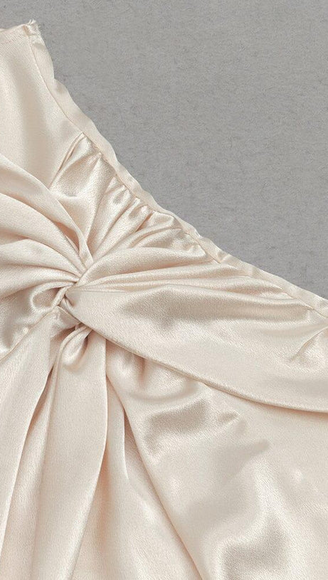 ABITO SENZA MANICHE CON PLISSETTE DI PIUME E FIANCHI COLOR ALBICOCCA