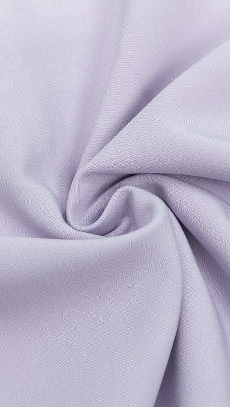 Tief ausgeschnittenes, enges MIDI-Kleid mit Rautenmuster und Rückenträgern