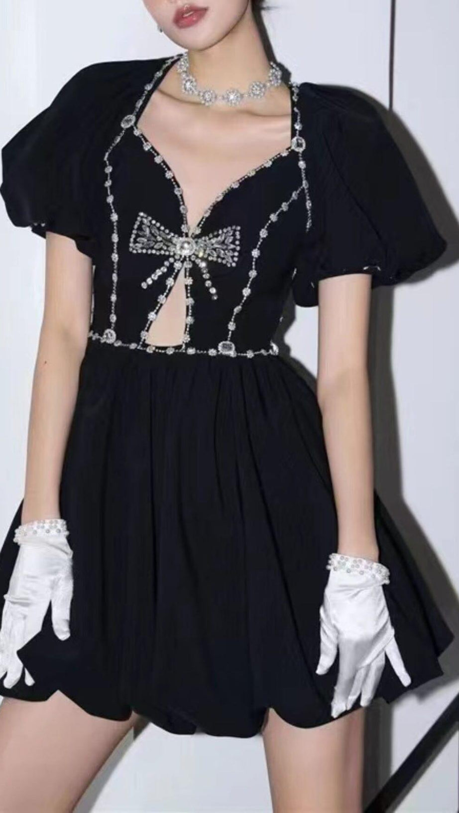 Schwarzes Puffkleid mit Rautenkettenschleife