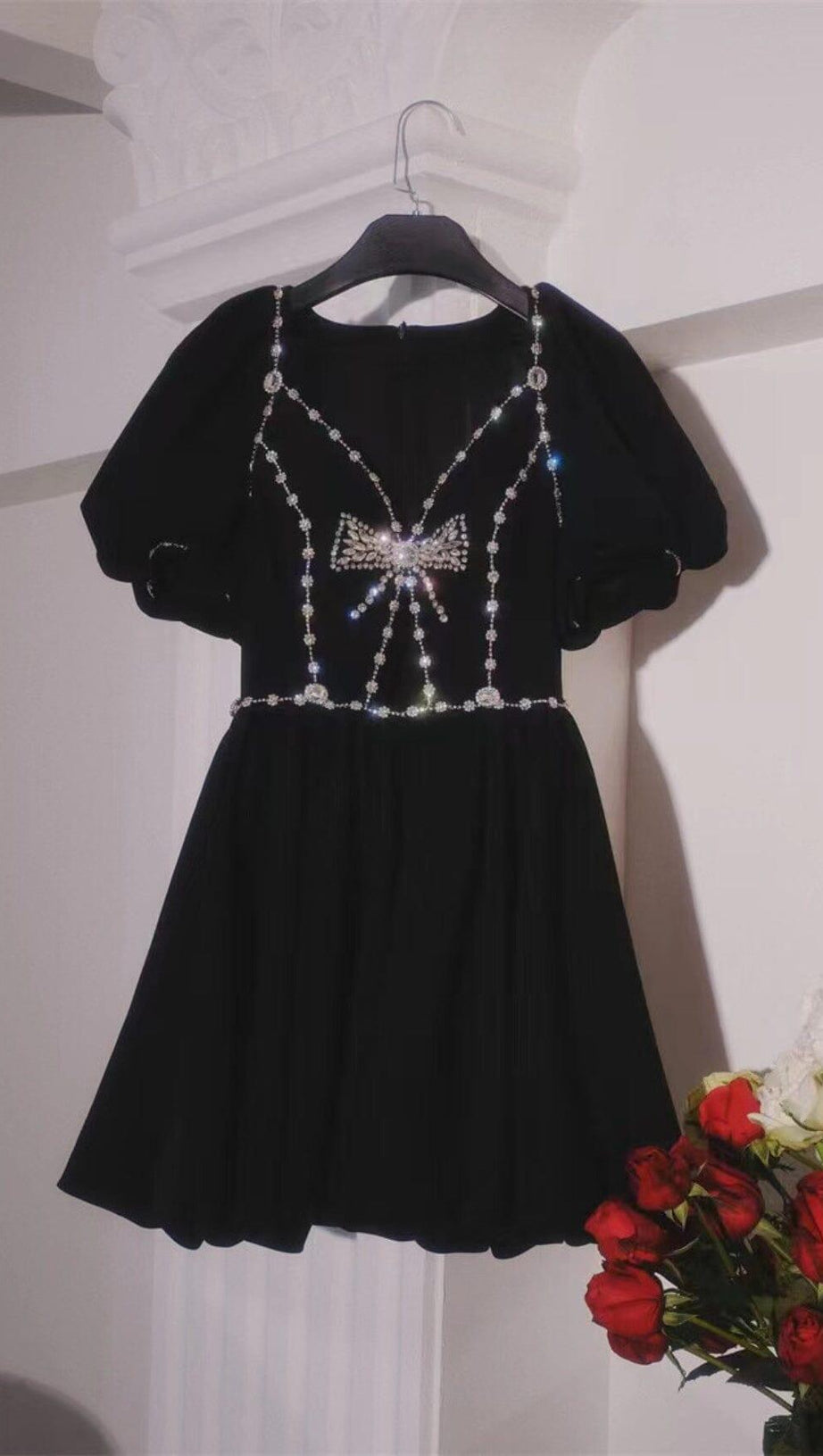 Schwarzes Puffkleid mit Rautenkettenschleife