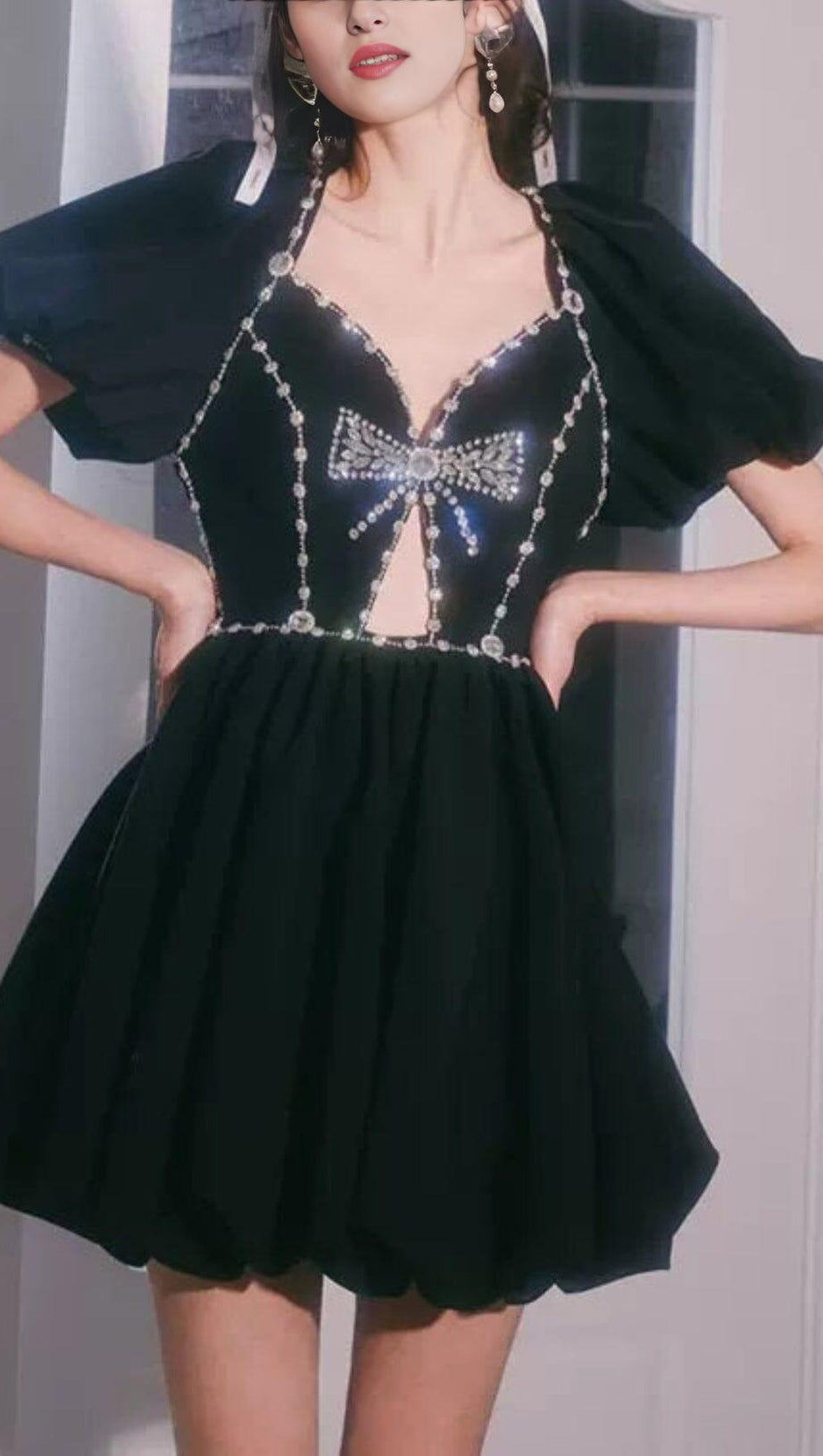 Schwarzes Puffkleid mit Rautenkettenschleife