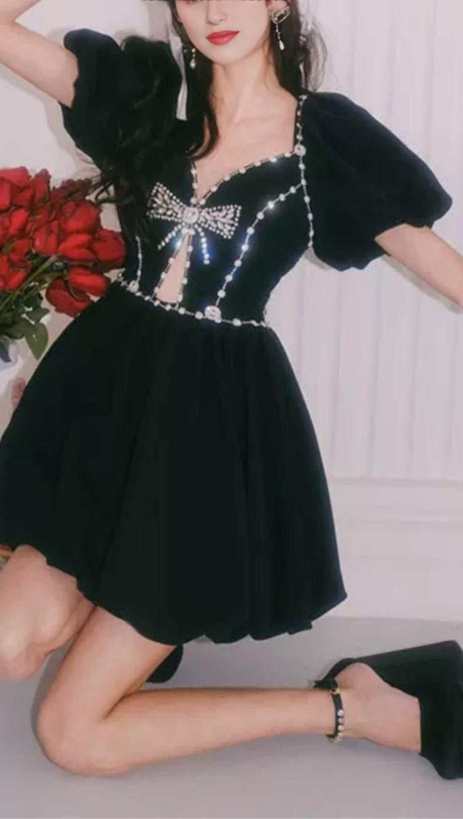 Schwarzes Puffkleid mit Rautenkettenschleife