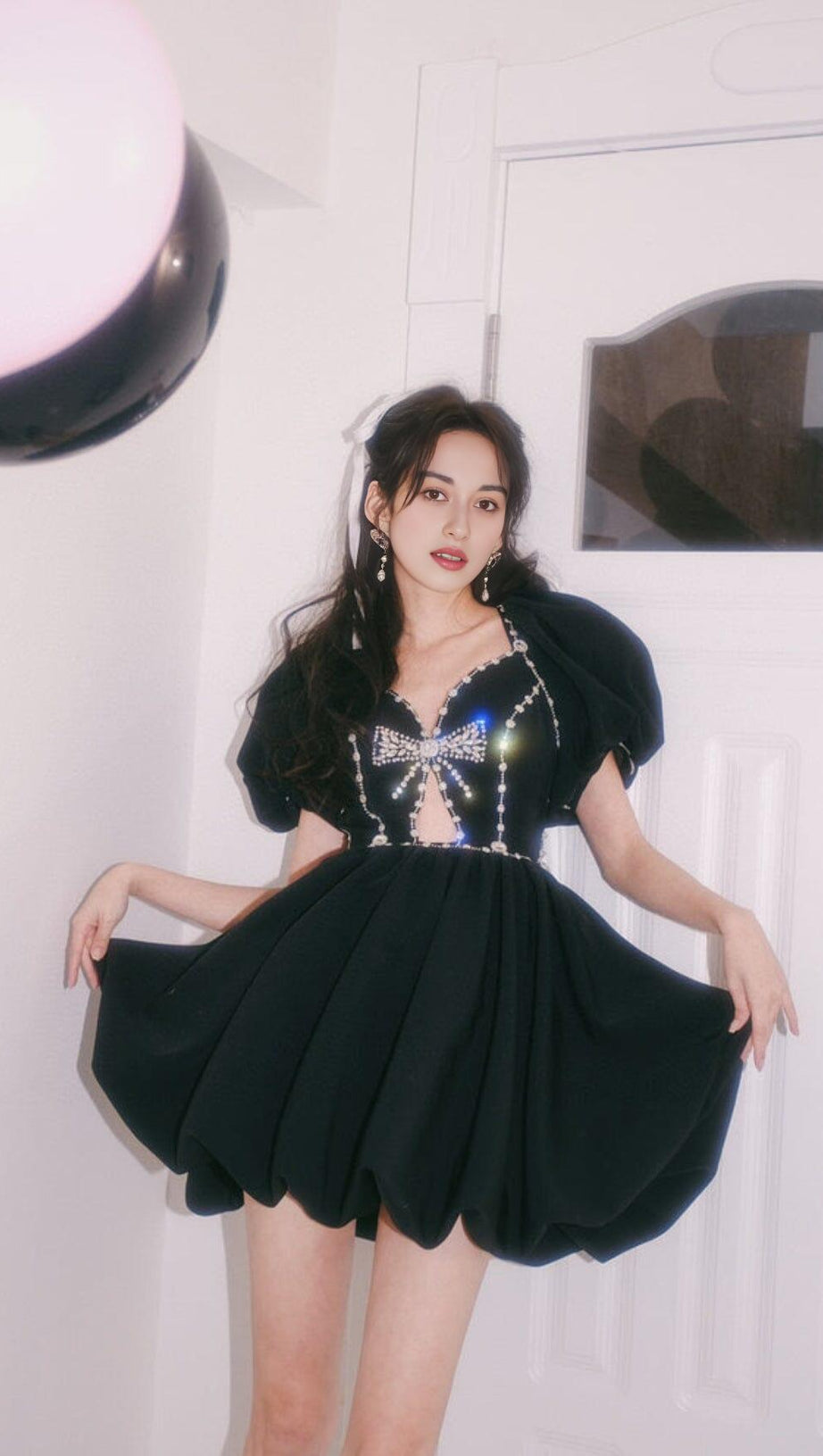 Schwarzes Puffkleid mit Rautenkettenschleife