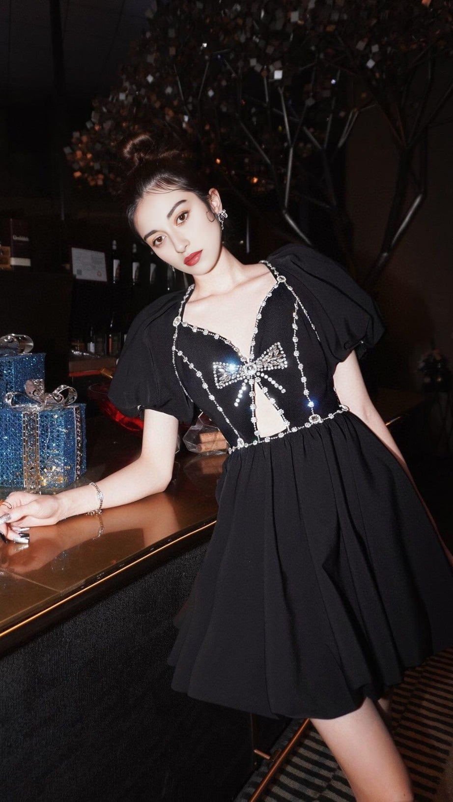 Schwarzes Puffkleid mit Rautenkettenschleife