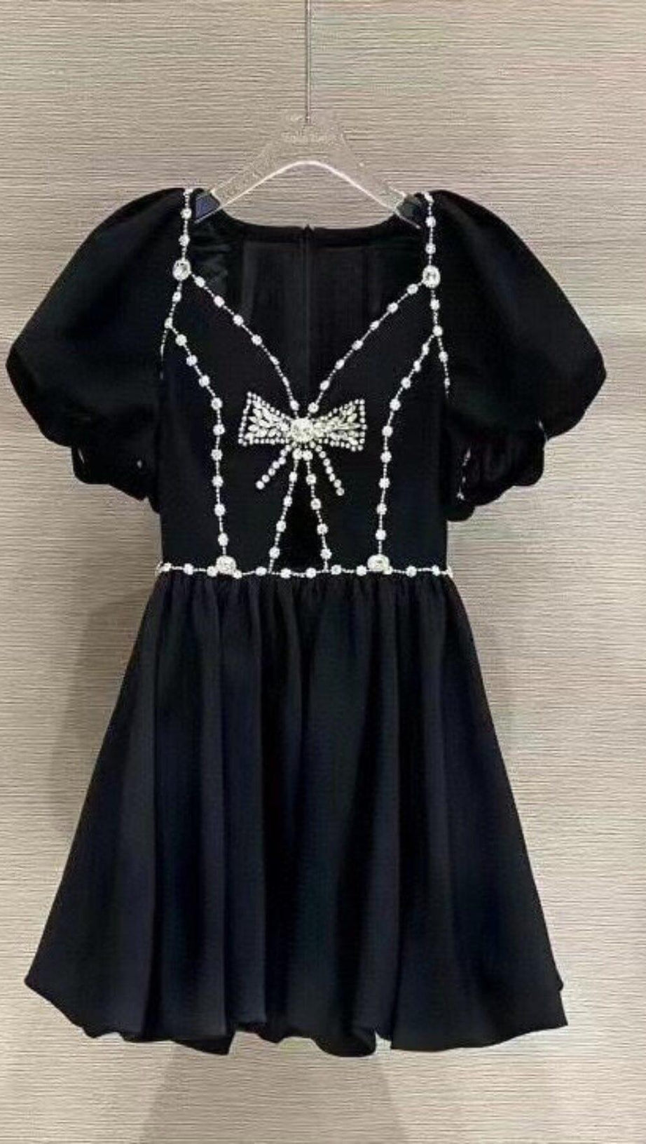 Schwarzes Puffkleid mit Rautenkettenschleife