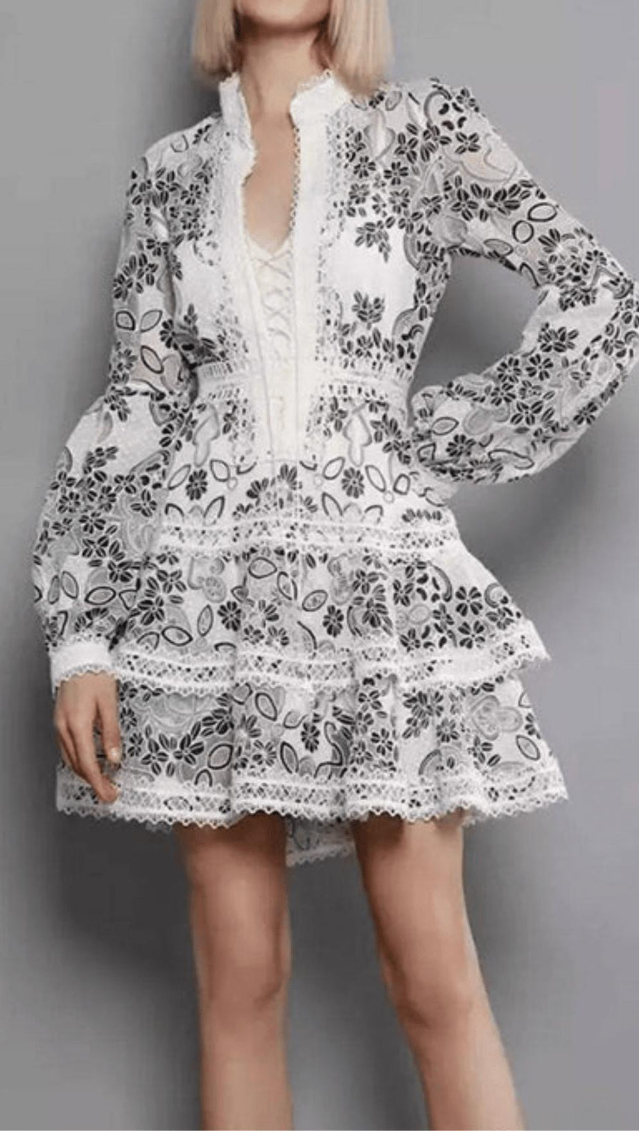 SCHWARZES MINIKLEID MIT SPITZENRÜSCHEN UND BLUMENPRINT