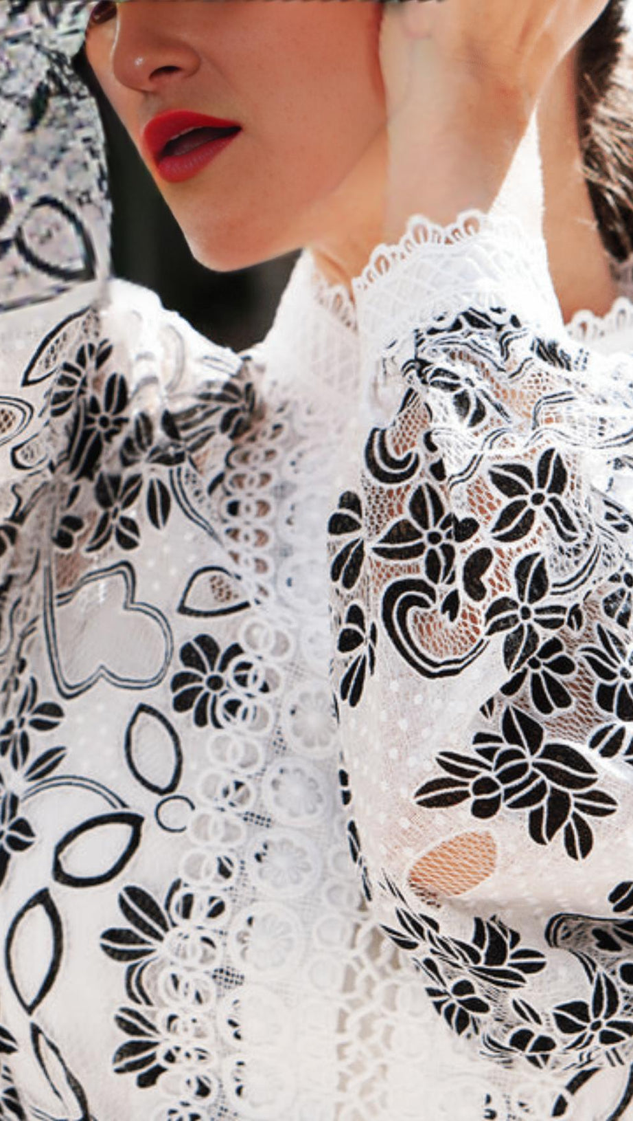 SCHWARZES MINIKLEID MIT SPITZENRÜSCHEN UND BLUMENPRINT