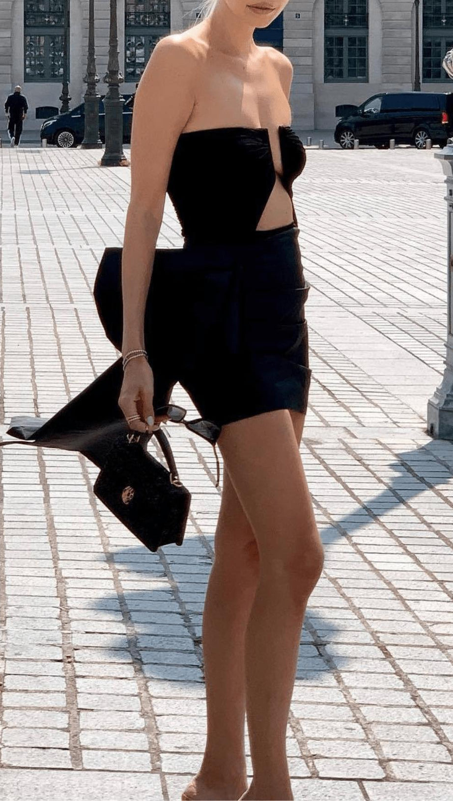 Schwarzes, einzeiliges, tief ausgeschnittenes, sexy, ärmelloses, rückenfreies Kleid