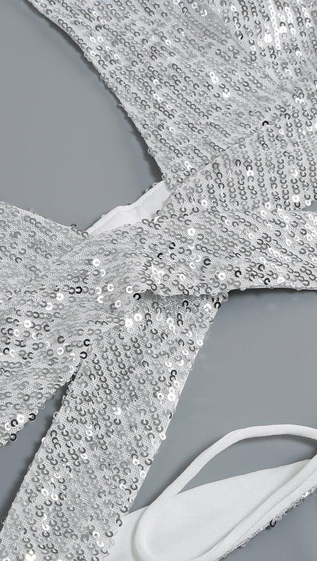 Rückenfreies Minikleid mit Pailletten und Quasten in Silber