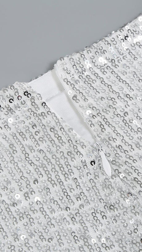 Rückenfreies Minikleid mit Pailletten und Quasten in Silber