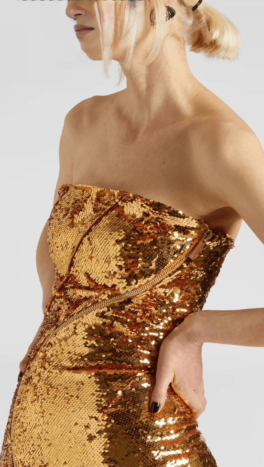 ABITO MIDI ASIMMETRICO SENZA SPALLINE CON PAILLETTES ORO 