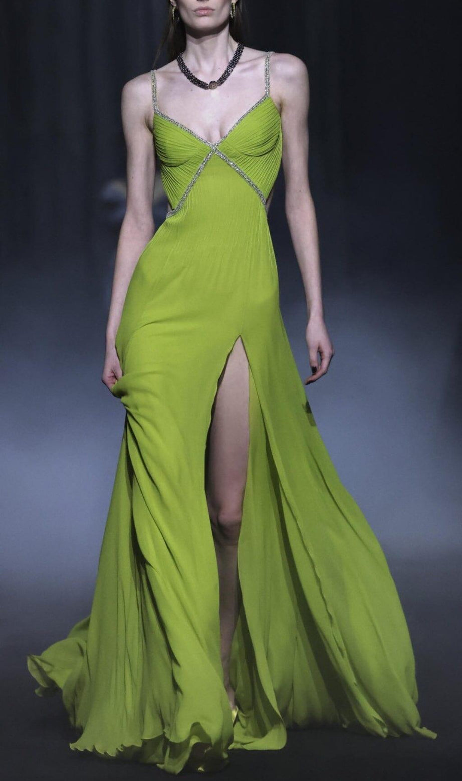 ABITO LUNGO VERDE CON SPACCHI E PLISSETTE