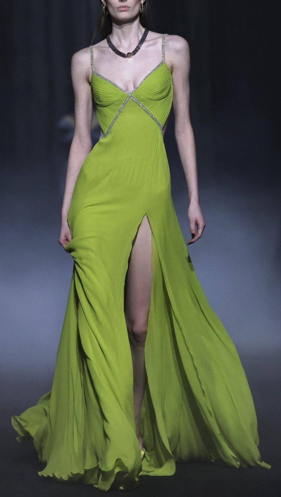 GRÜNES PLISSIERTES MAXIKLEID MIT SCHLITZ