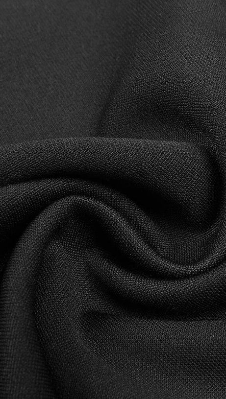 TUTA NERA CON CAPPUCCIO E TASCHE A SCHIENA