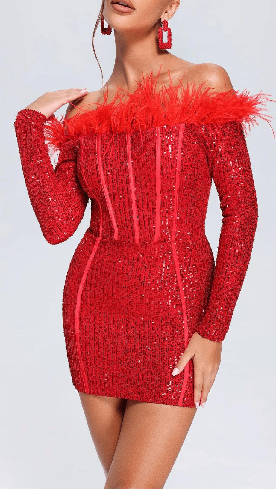 ABITO ROSSO A MANICHE LUNGHE CON PIUME E PAILLETTES