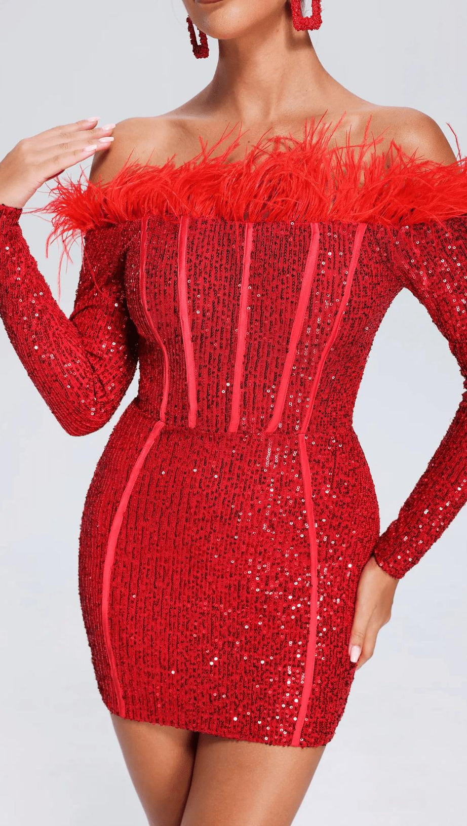 ABITO ROSSO A MANICHE LUNGHE CON PIUME E PAILLETTES