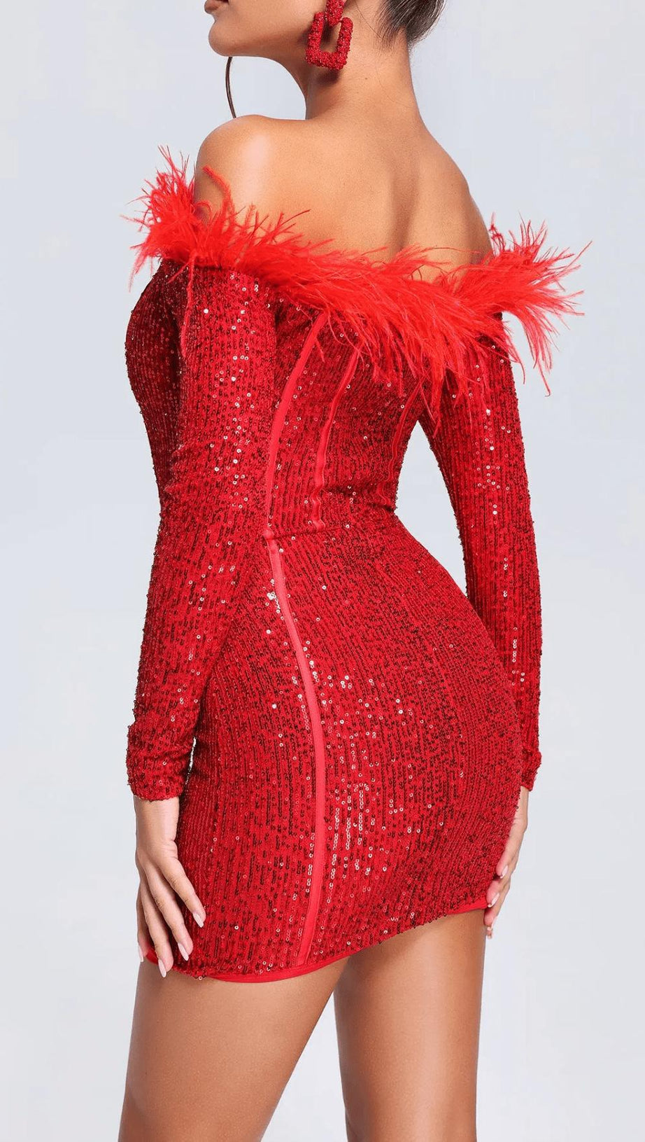 ABITO ROSSO A MANICHE LUNGHE CON PIUME E PAILLETTES