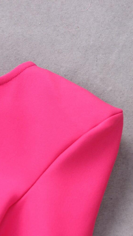 ABITO PLISSETTATO CON CAMICIA DI PIUME E SPALLE SCOLLATE IN ROSA