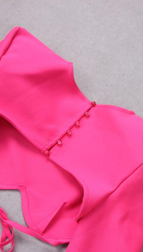 ABITO PLISSETTATO CON CAMICIA DI PIUME E SPALLE SCOLLATE IN ROSA