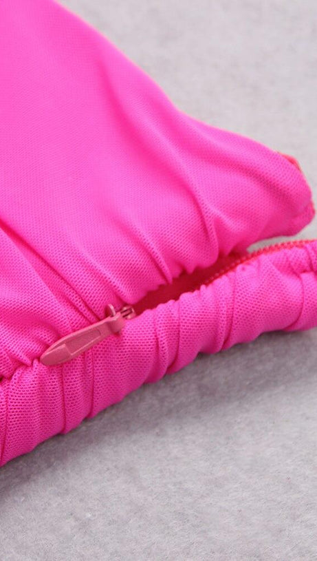 ABITO PLISSETTATO CON CAMICIA DI PIUME E SPALLE SCOLLATE IN ROSA