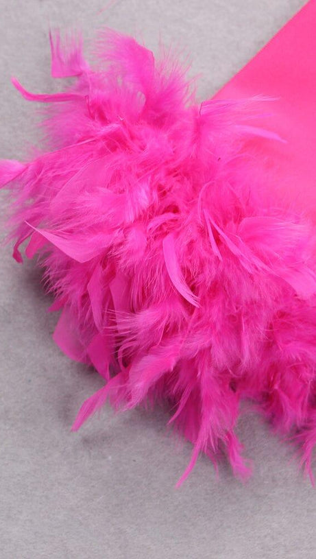 ABITO PLISSETTATO CON CAMICIA DI PIUME E SPALLE SCOLLATE IN ROSA