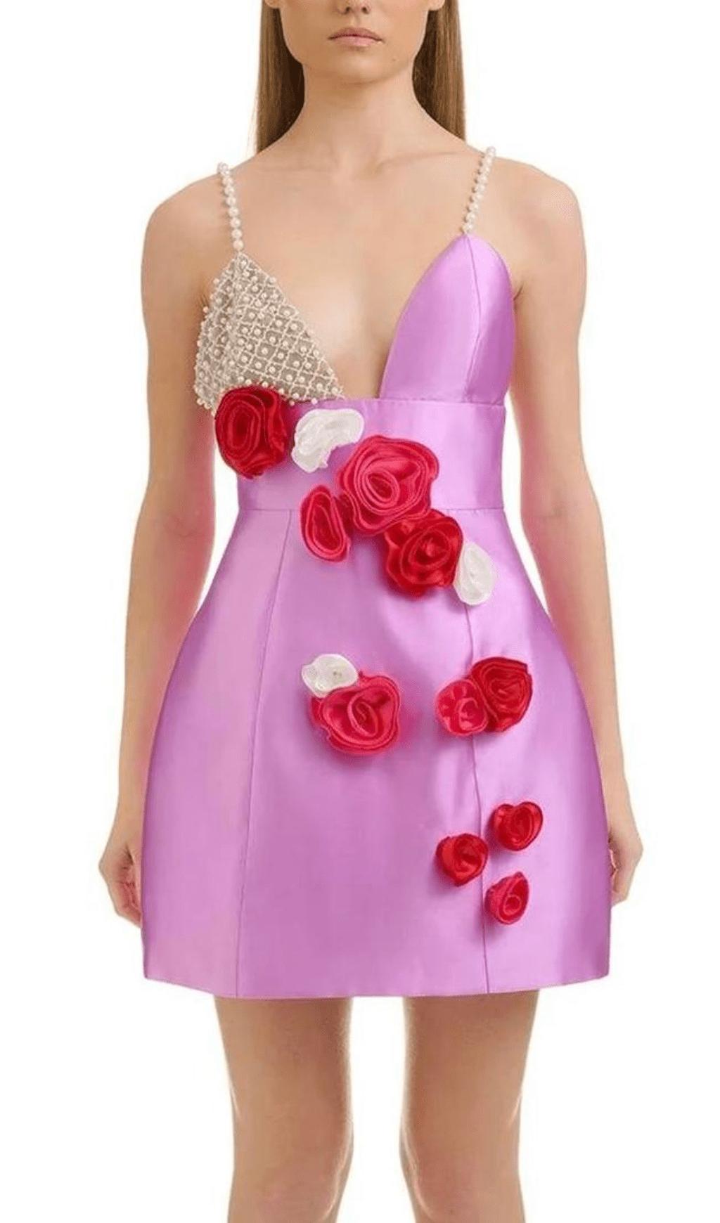 MINIKLEID MIT BLUMEN UND PERLTRÄGERN