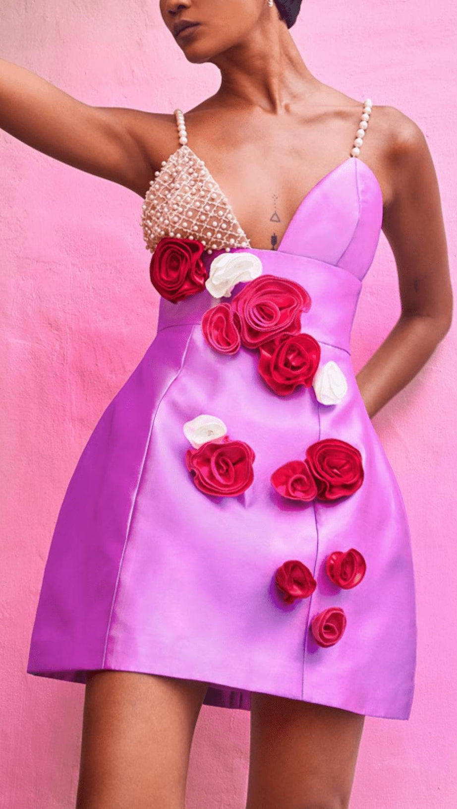 MINIKLEID MIT BLUMEN UND PERLTRÄGERN