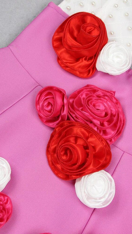 MINIKLEID MIT BLUMEN UND PERLTRÄGERN