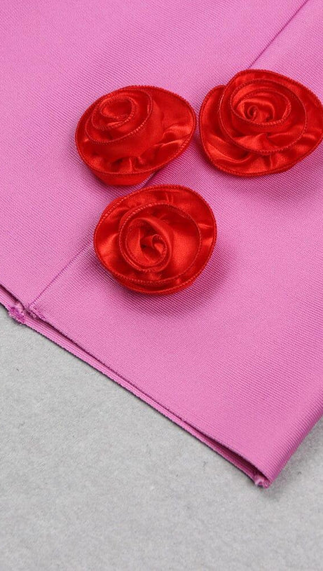 MINIKLEID MIT BLUMEN UND PERLTRÄGERN