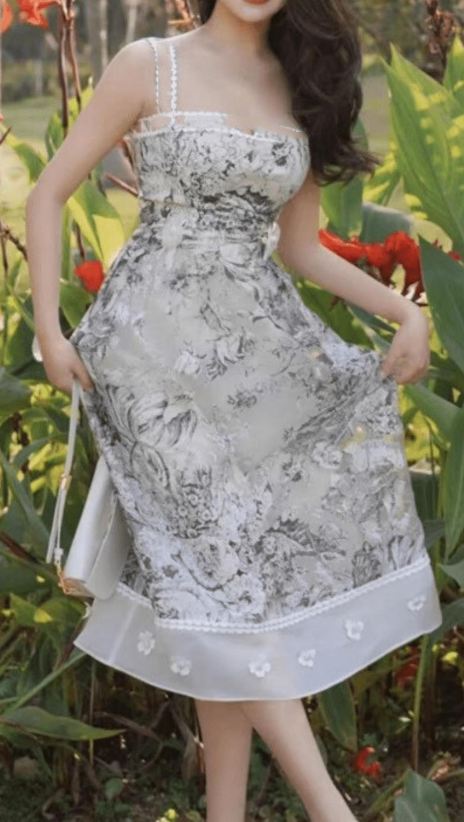 Rückenfreies Midikleid mit Blumenmuster und Trägern