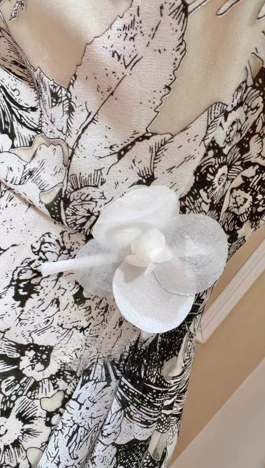 Rückenfreies Midikleid mit Blumenmuster und Trägern