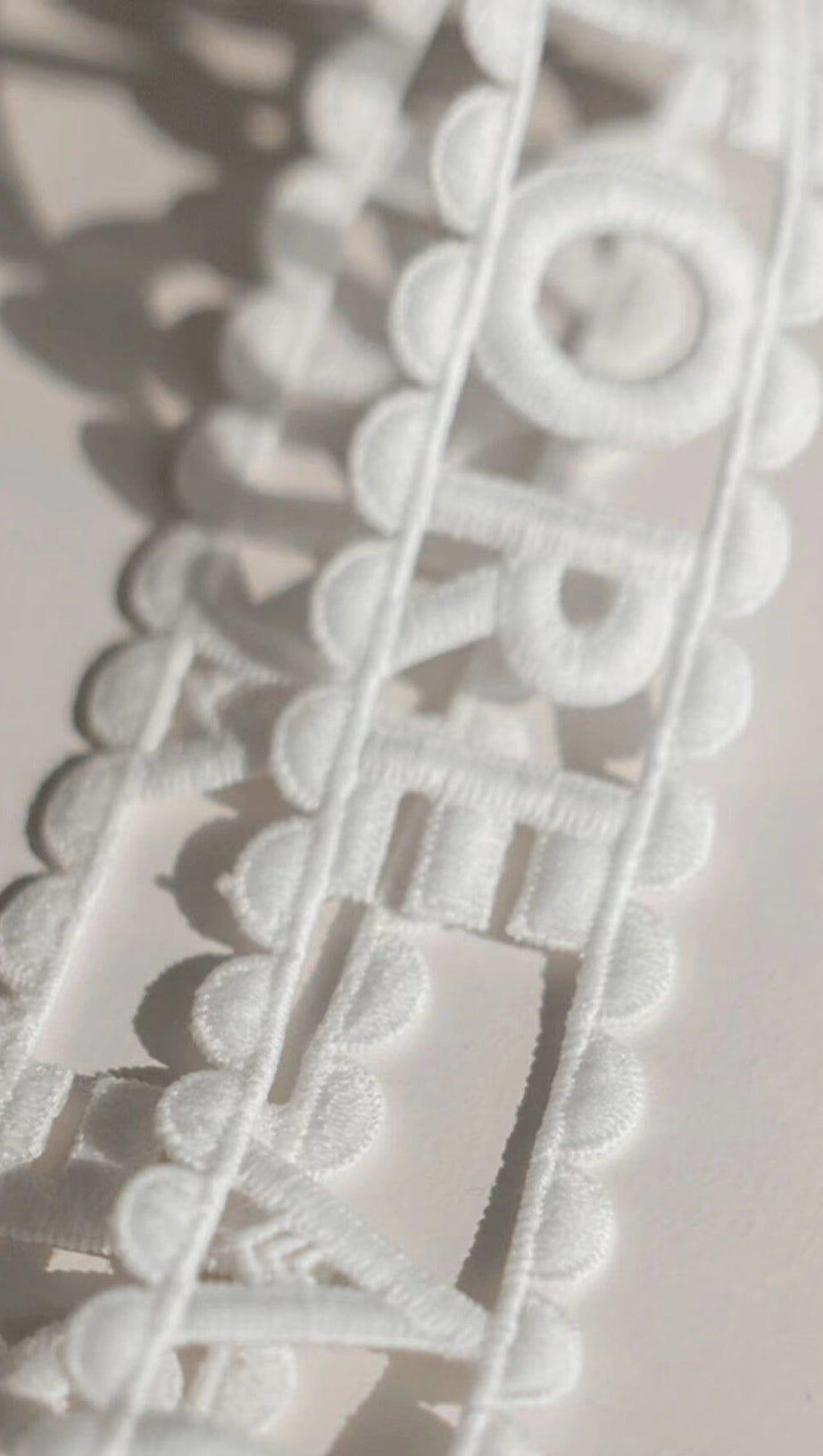 Rückenfreies Midikleid mit Blumenmuster und Trägern