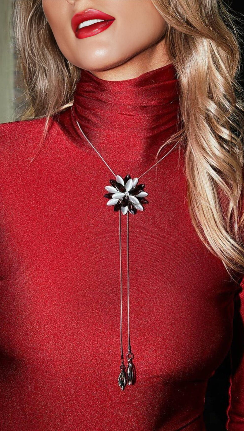 Bolo-Krawatte mit Blumen und Kristallen