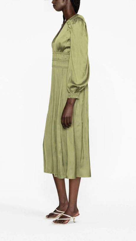 GRÜNES MIDIKLEID AUS SATIN MIT PUFFÄRMELN 