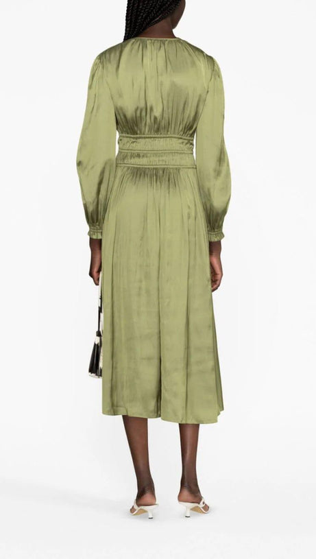 GRÜNES MIDIKLEID AUS SATIN MIT PUFFÄRMELN 