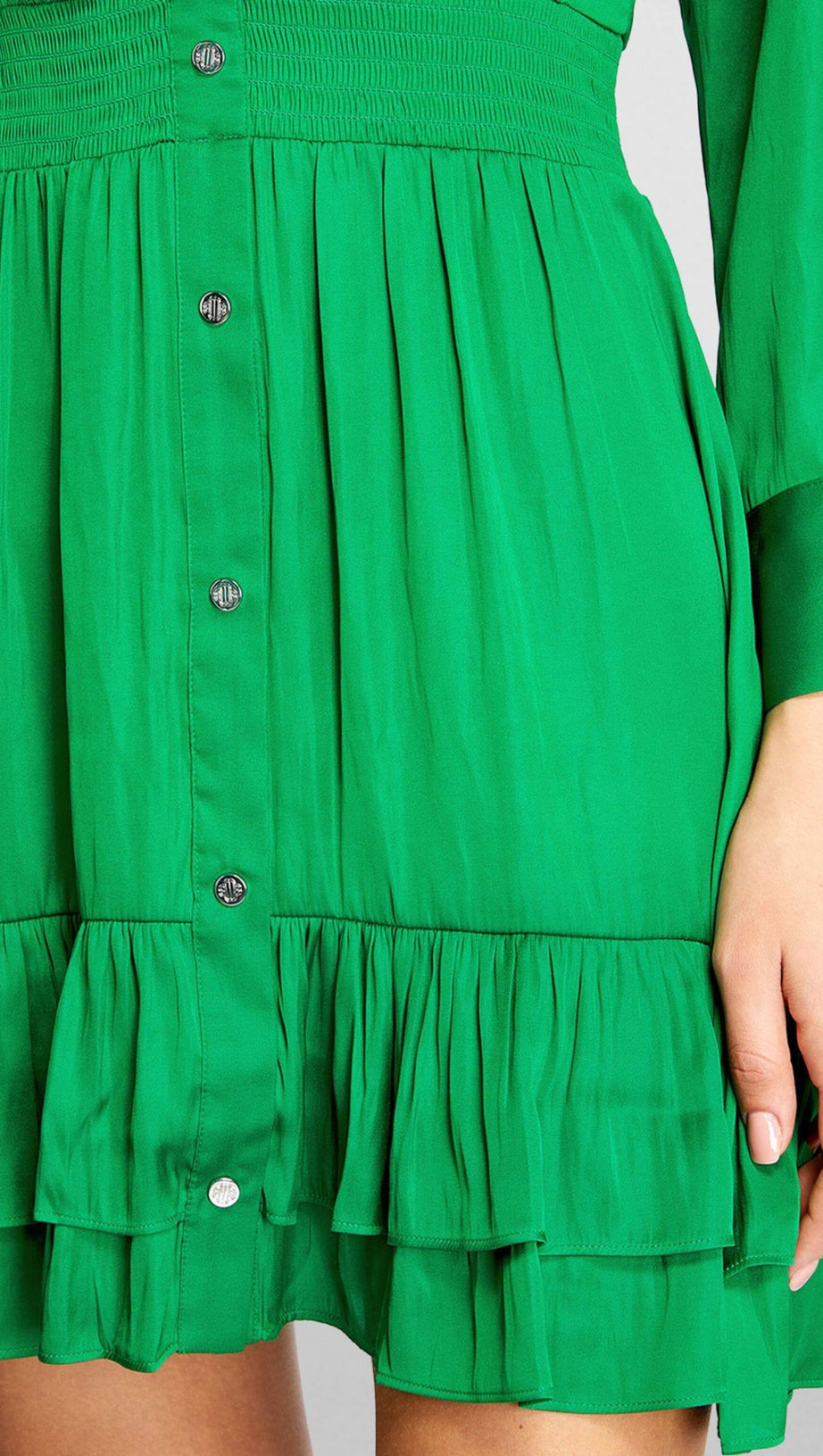 GRÜNES SATIN-MINIKLEID MIT V-AUSSCHNITT 