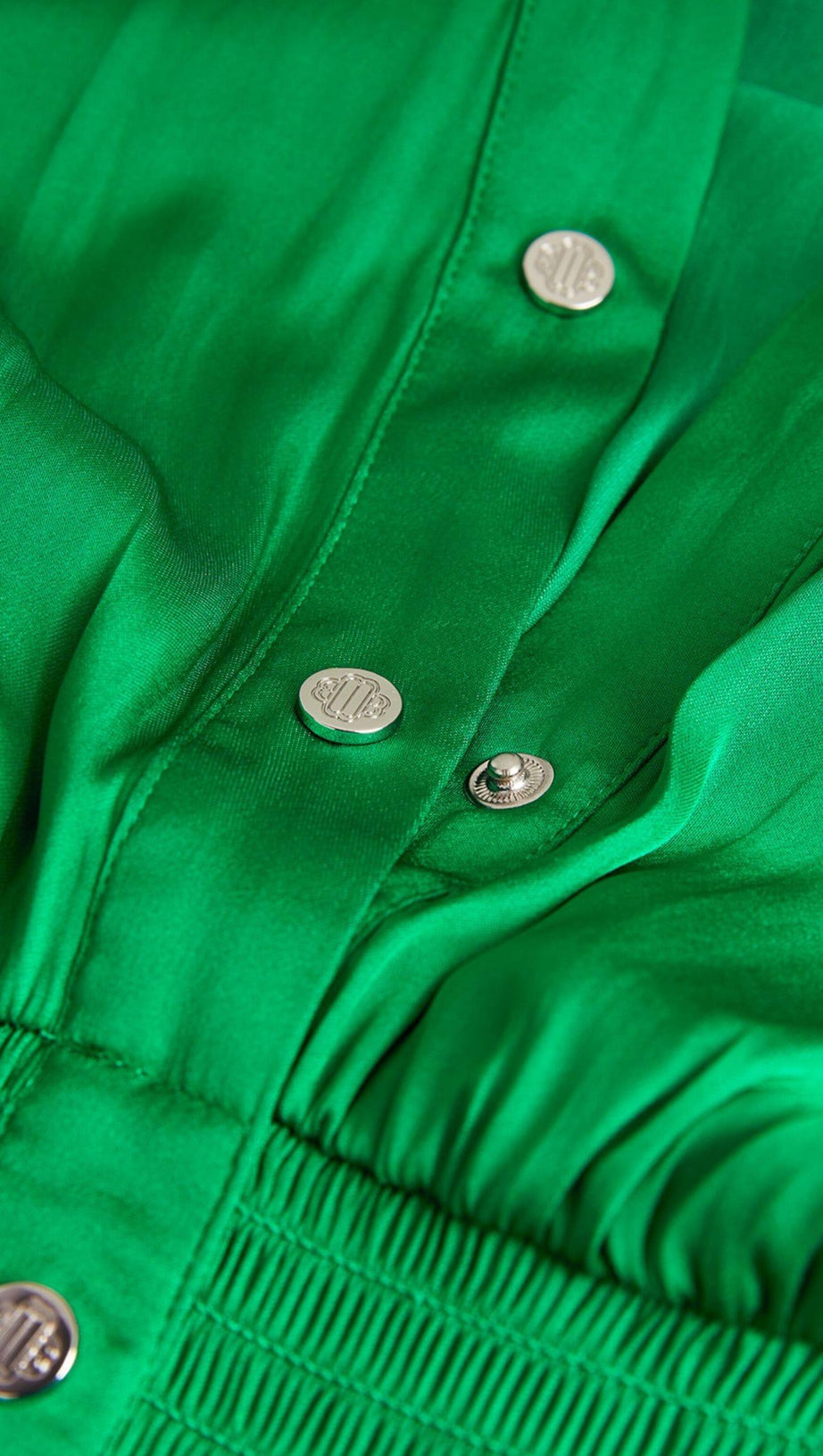 GRÜNES SATIN-MINIKLEID MIT V-AUSSCHNITT 