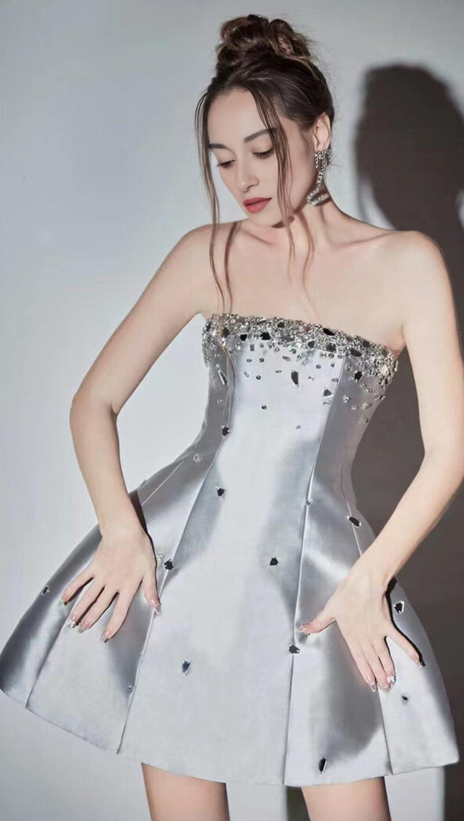 GRAUES TRÄGERLOSES MINIKLEID MIT KRISTALLVERZIERUNG