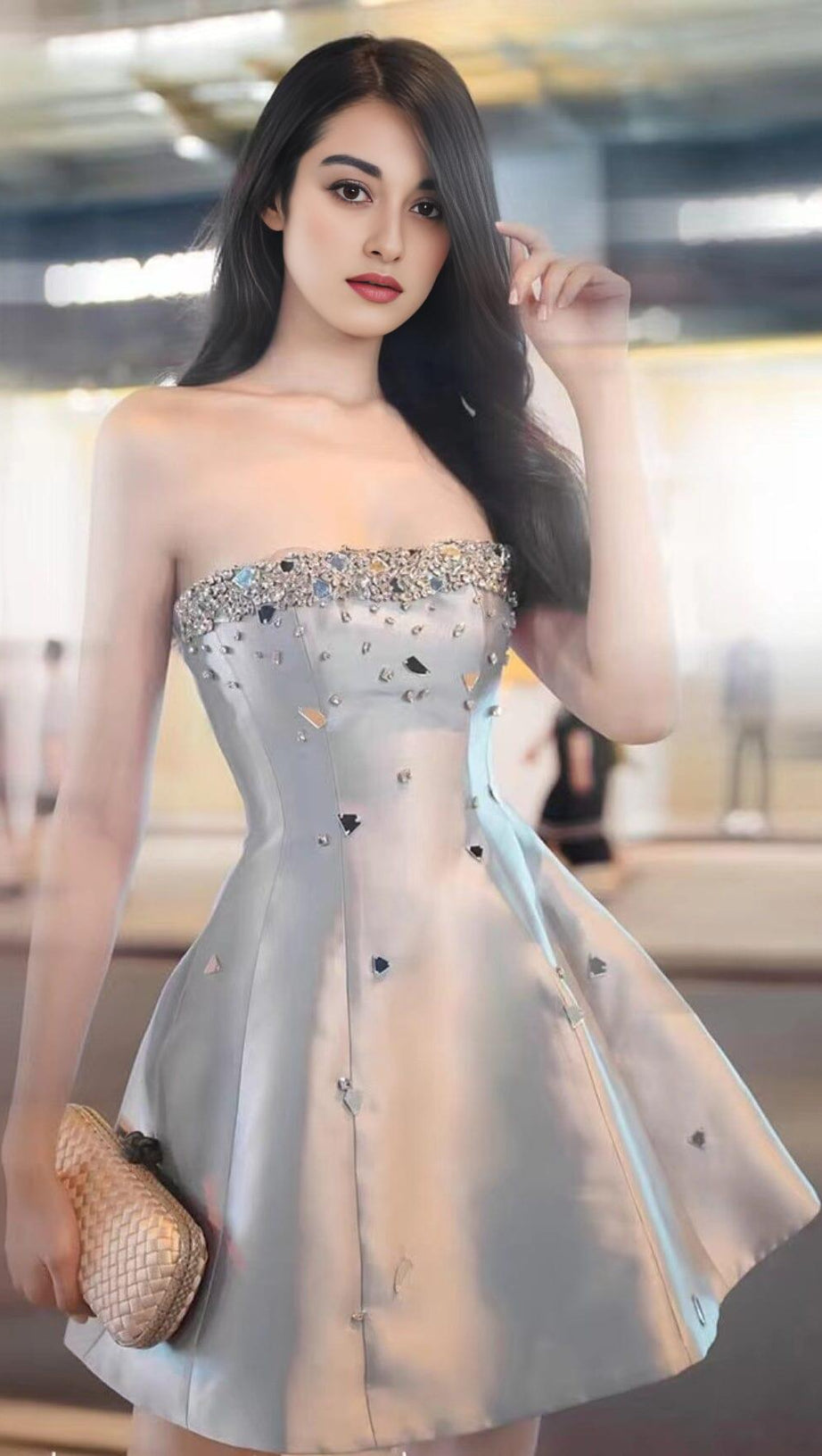 GRAUES TRÄGERLOSES MINIKLEID MIT KRISTALLVERZIERUNG